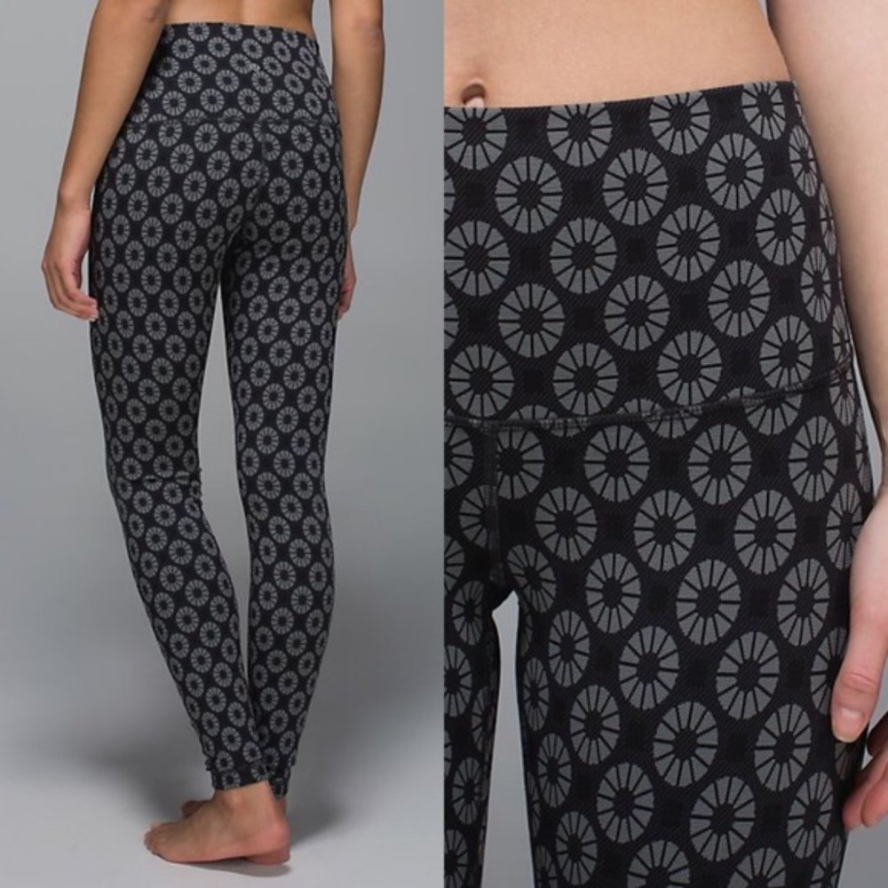 LULULEMON Wunder Under. Grey Circle Slate Geo